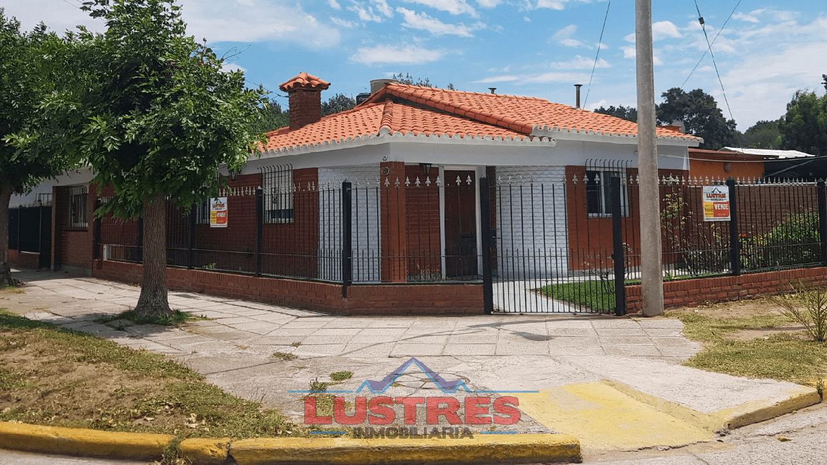 Amplia casa en esquina 5 ambientes SANTA TERESITA