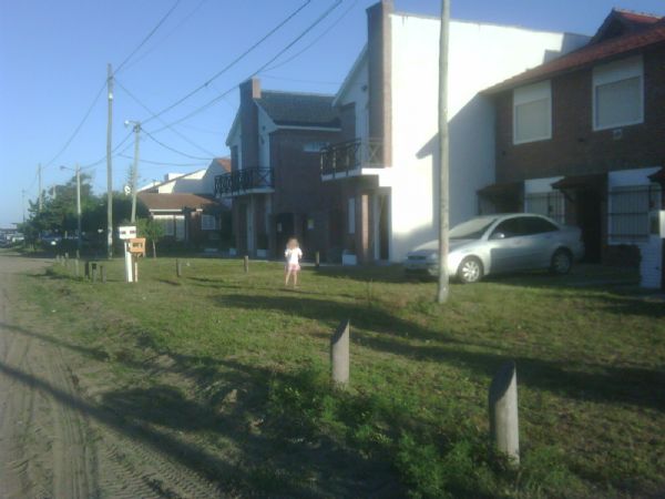 8 personas frente al pinar y a 100m del mar