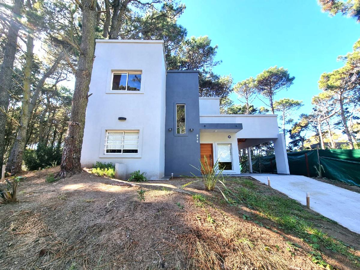 CASA DE 5 AMB EN BARRIO LA RESERVA