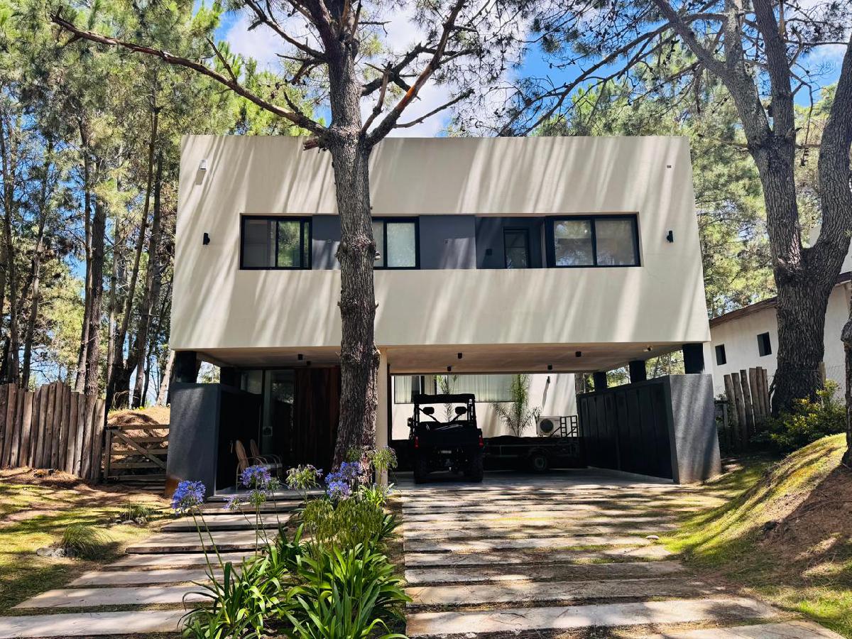 CASA DE CATEGORIA DE 4 AMBIENTES