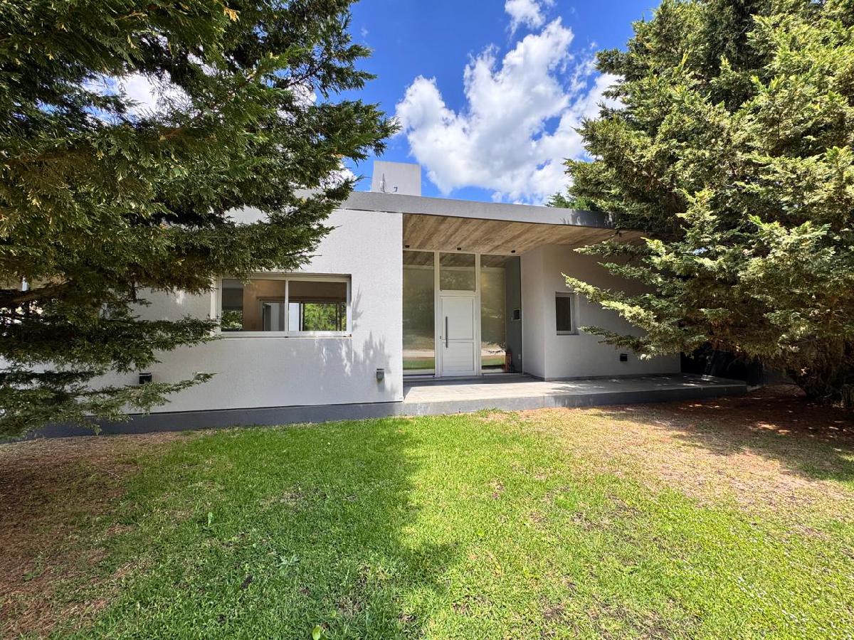 CASA DE 3 AMBIENTES EN BARRIO COSTAYRES