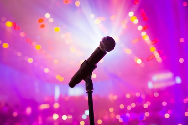 Noche de baile, karaoke y diversión