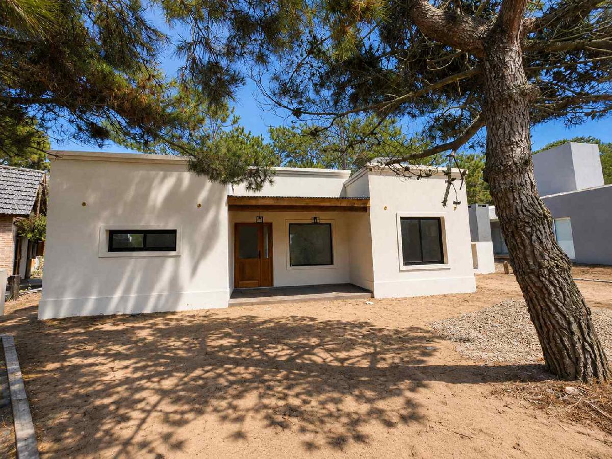 CASA DE 3 AMBIENTES EN HERMOSA ZONA