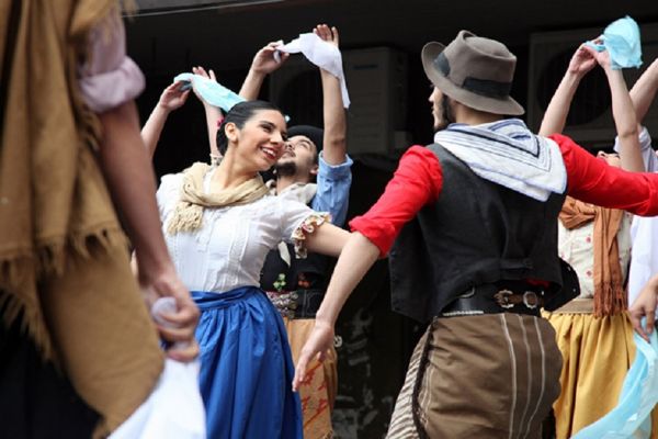 ¡Guitarras, baile y amistad en la peña!