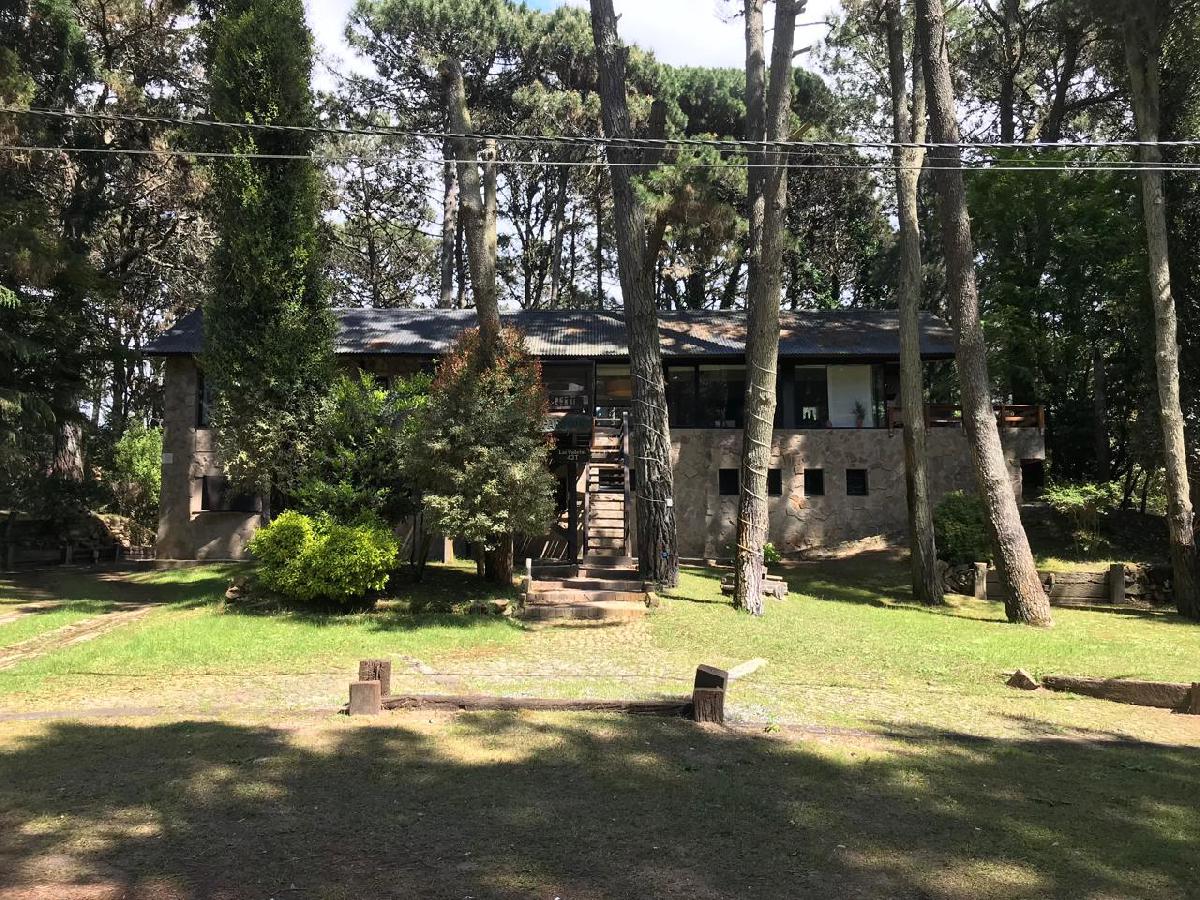 CASA DE 5 AMB. EN BARRIO �LA RESERVA� P/ 8 PAX.